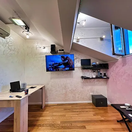 Chic Green Penthouse - Domotic Comfort In Milans Trendy Nightlife District דירה